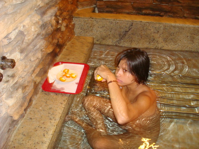 Geile mexikanische Schlampe wird nackt in einem Jacuzzi
 #77111660