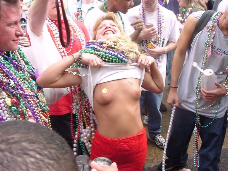 Chicas desnudas en mardi gras y spring break
 #78926857