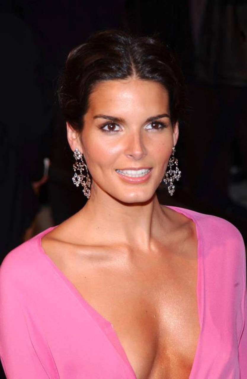 Angie harmon mostrando su bonito culo y sus enormes tetas y posando muy sexy
 #75319139