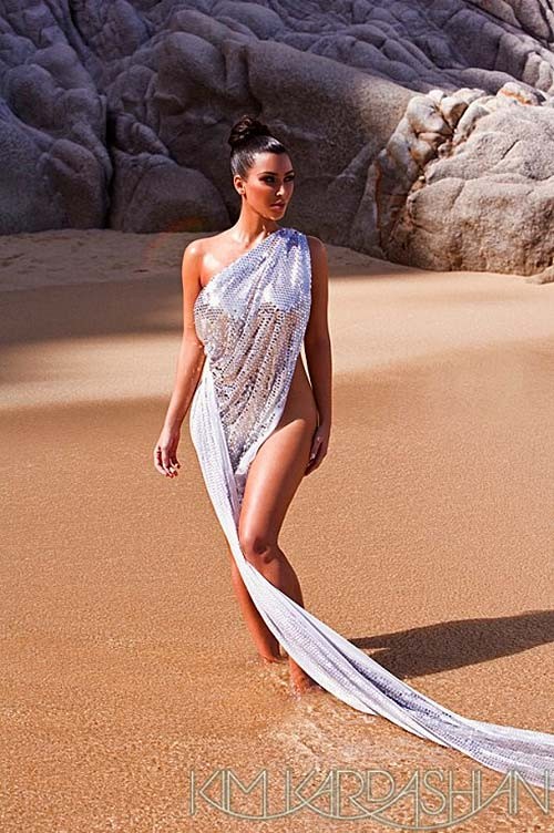 Kim kardashian posant nue et très sexy sur des photos en bikini
 #75287773