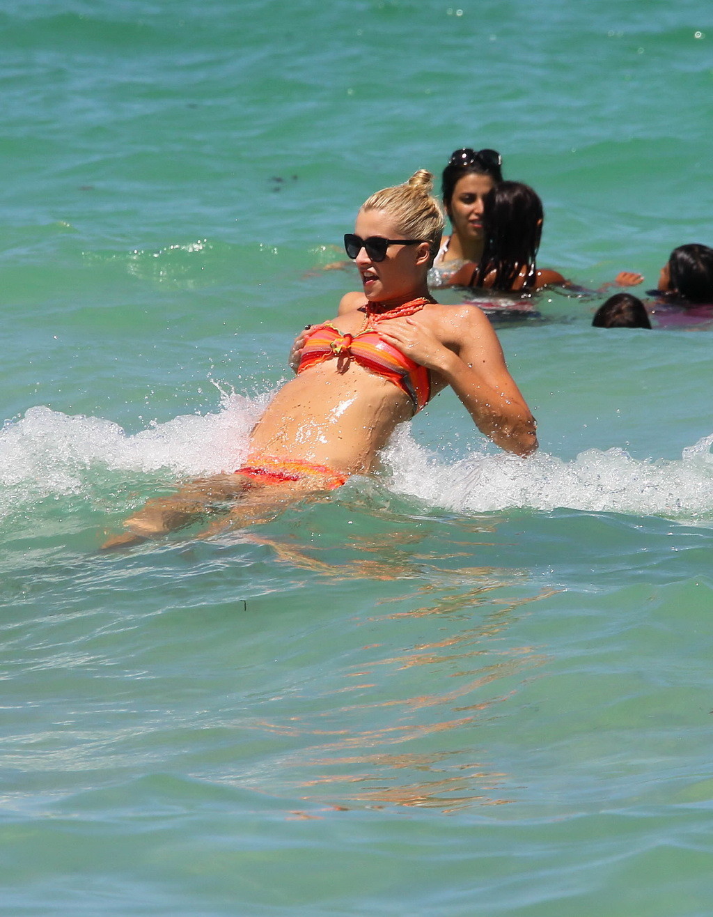 Lena Gercke che mostra il suo corpo caldo in un succinto bikini multicolore in spiaggia 
 #75257084