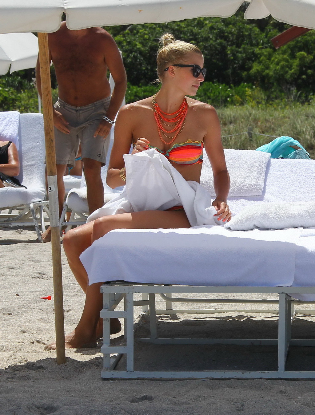 Lena gercke zeigt ihren heißen Körper in einem knappen, bunten Bikini am Strand 
 #75257123