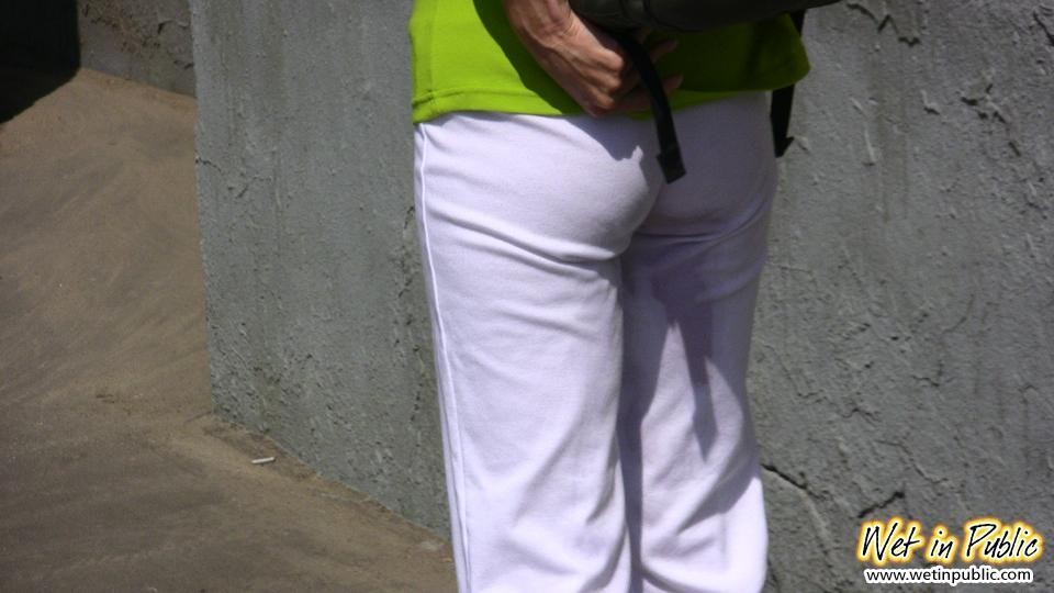 Troia umiliata che ha appena pisciato i suoi pantaloni bianchi in strada
 #78594983