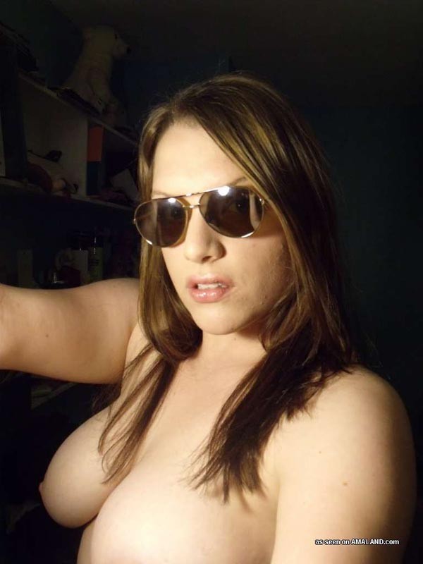 Sexy bbw Freundin entblößt große Titten und spreizt enge fette Muschilippen
 #75507534