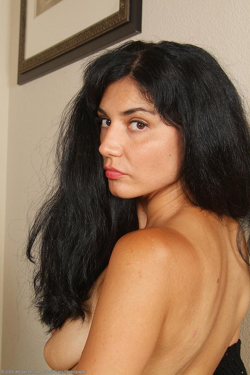 Milf morena cachonda despojándose de sus pantimedias
 #77678955