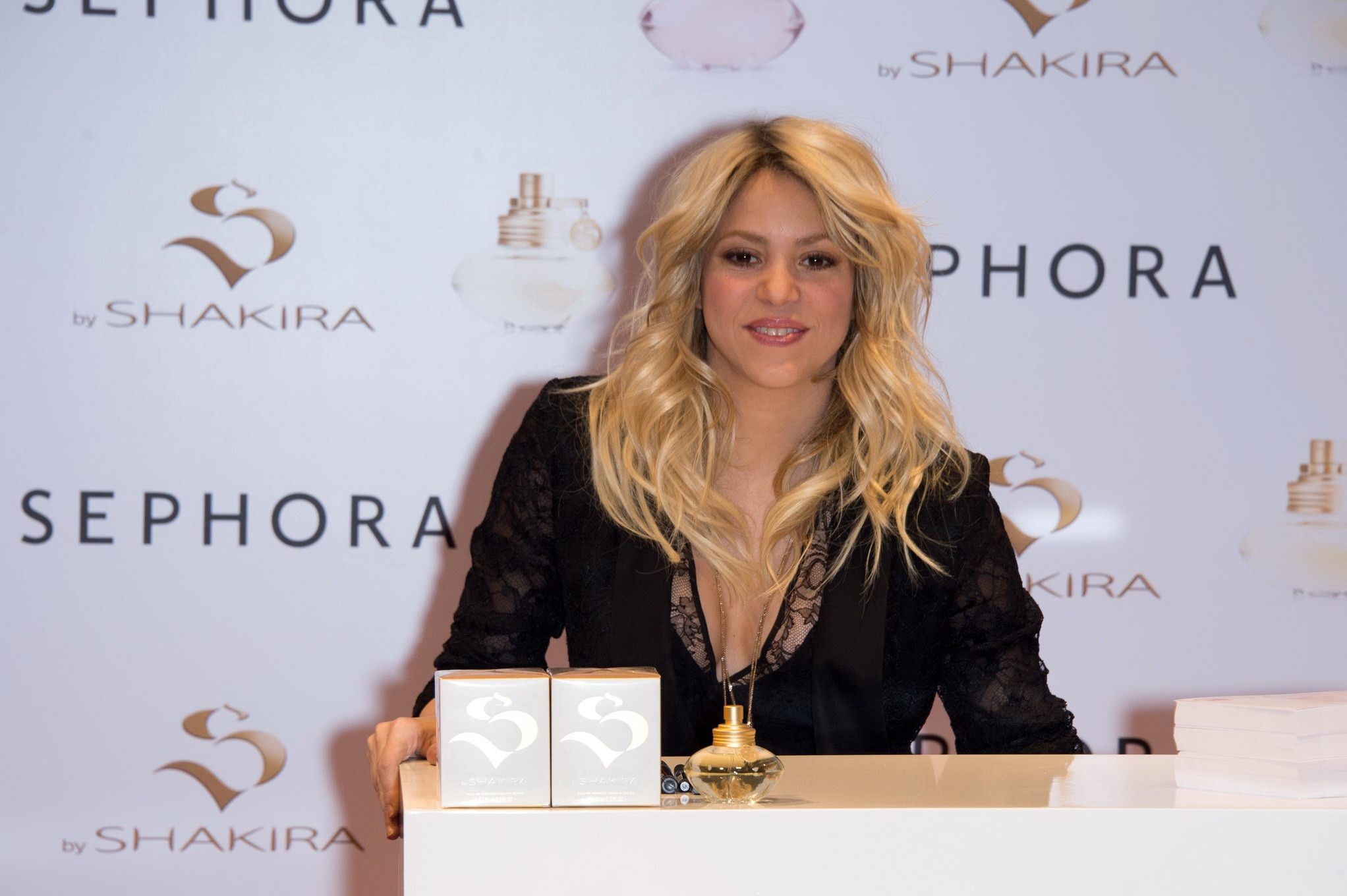 セフォラで行われた香水「S by Shakira」の発表会で大きな胸の谷間を見せるシャキーラ
 #75236953
