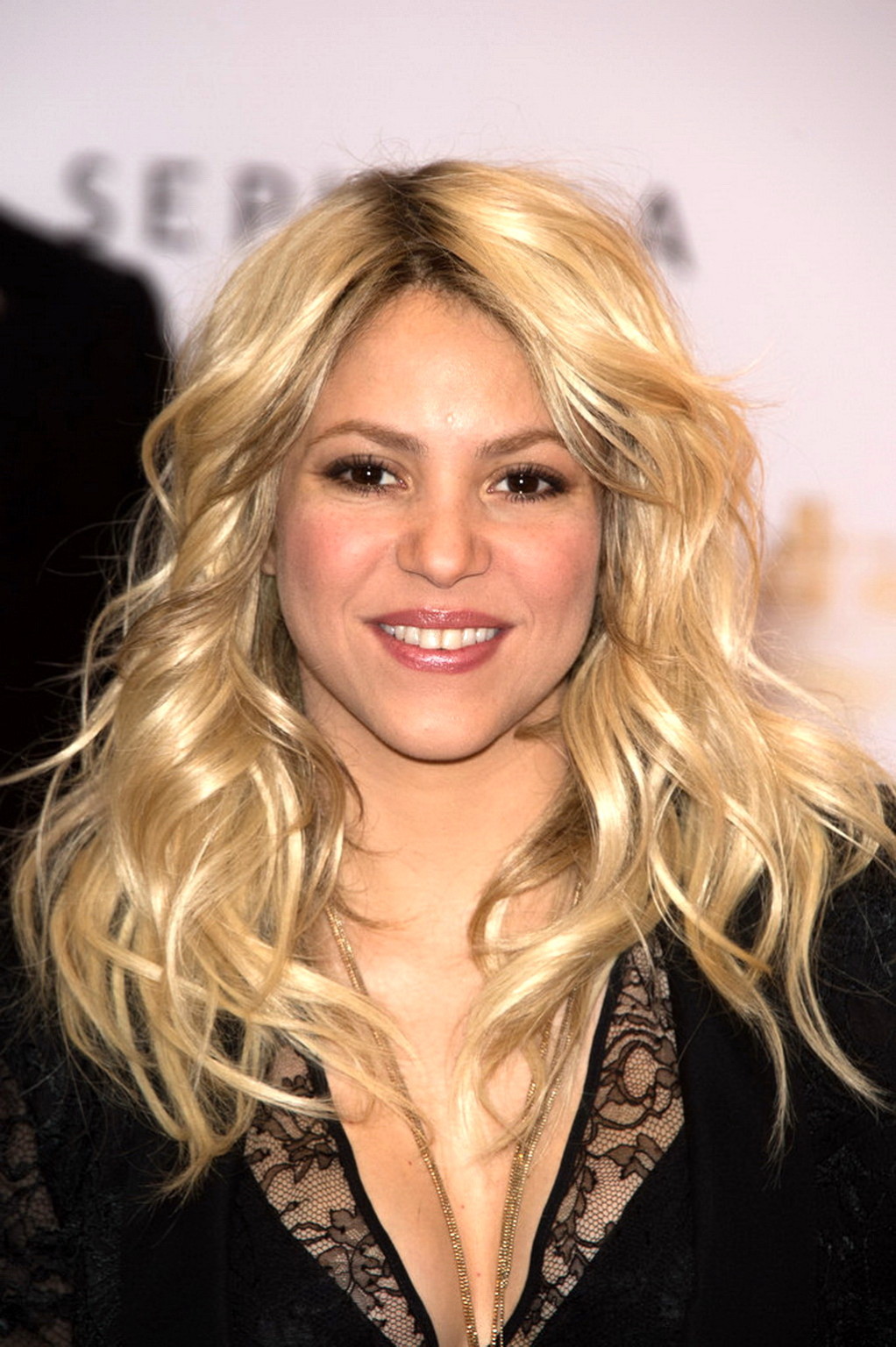 セフォラで行われた香水「S by Shakira」の発表会で大きな胸の谷間を見せるシャキーラ
 #75236978