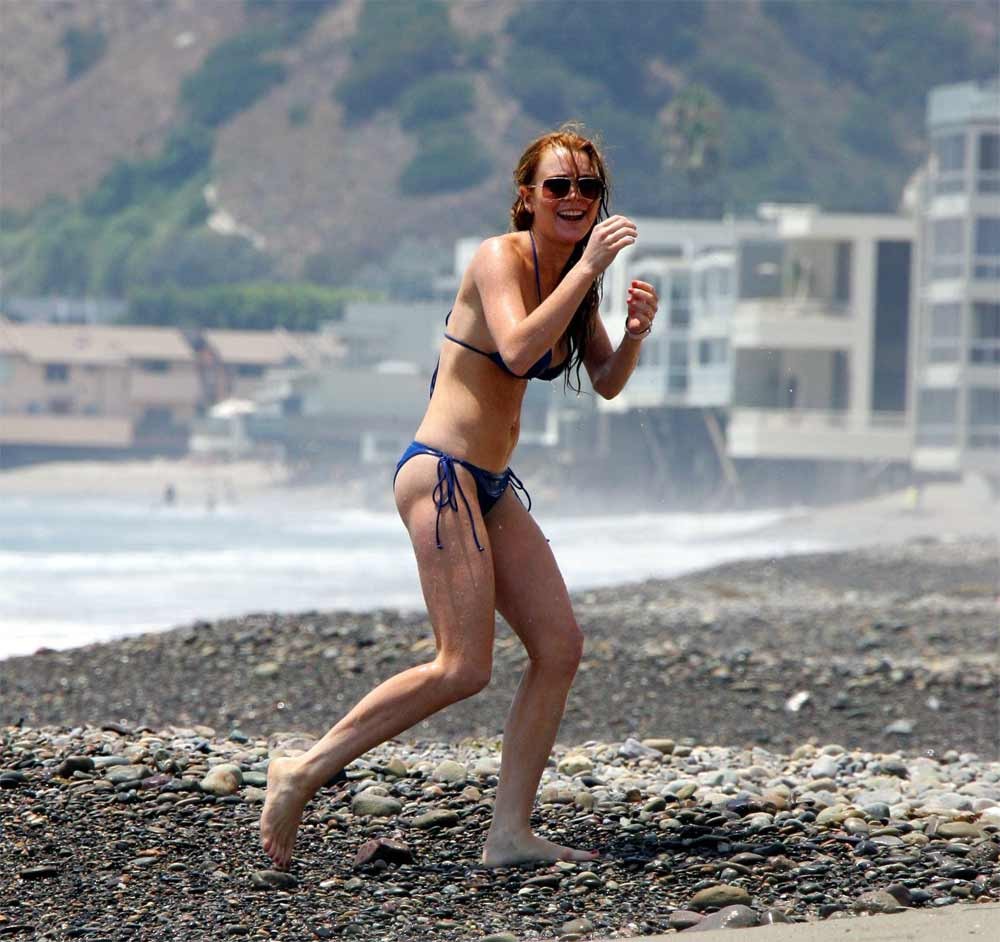 Lindsay lohan en bikini azul fotos de paparazzi en la playa
 #75442627