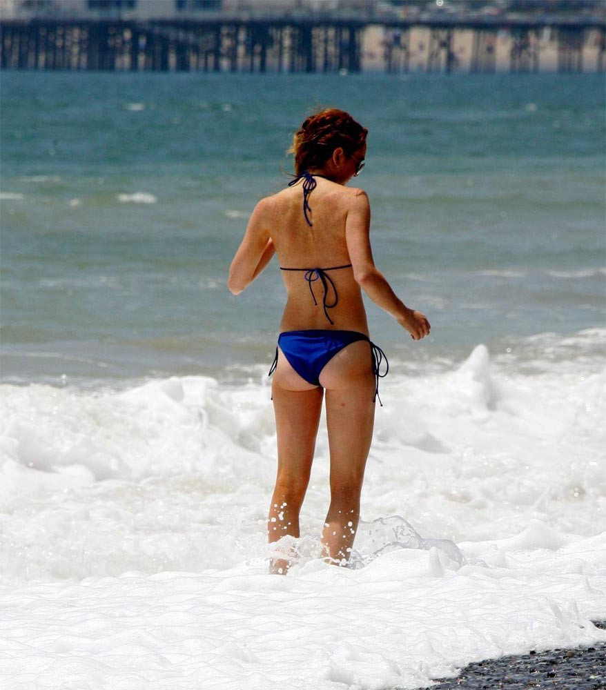 Lindsay lohan en bikini azul fotos de paparazzi en la playa
 #75442696