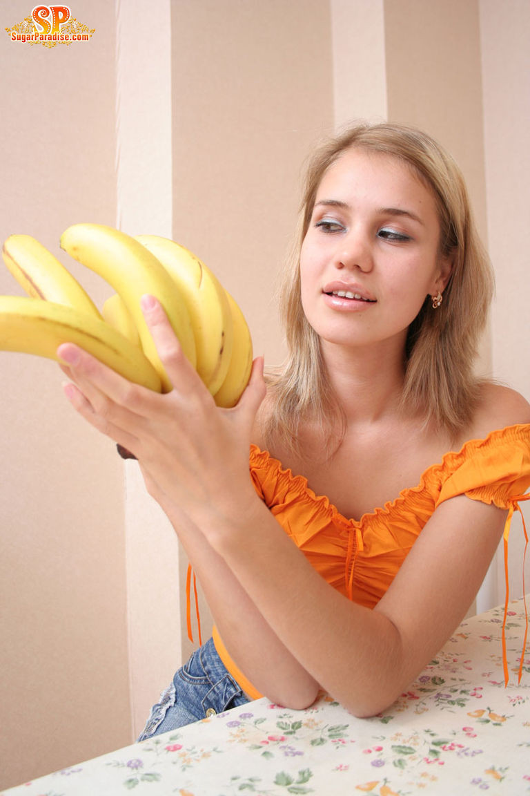 Atemberaubendes Mädchen mit Bananen
 #78361796