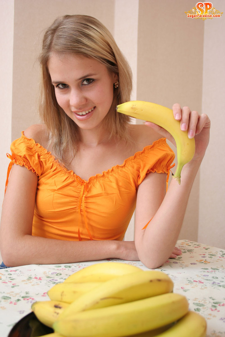 Ragazza mozzafiato con banane
 #78361803