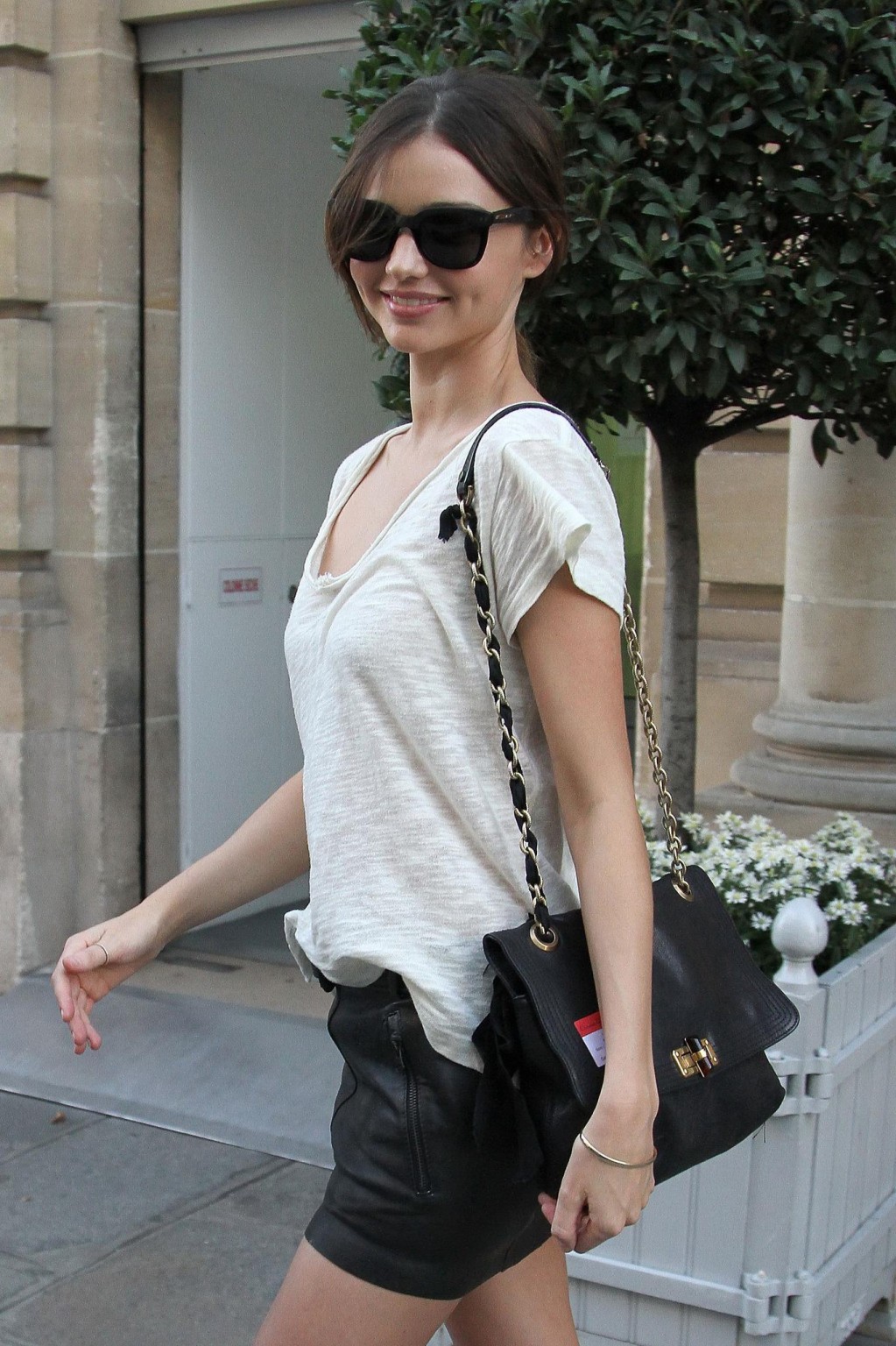 Miranda kerr con una minifalda de cuero fuera de las oficinas de dior en paris
 #75286990