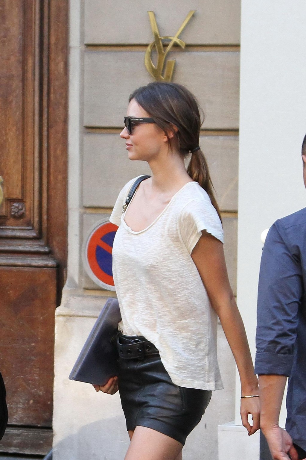 Miranda Kerr en mini-jupe en cuir devant les bureaux de Dior à Paris.
 #75286995