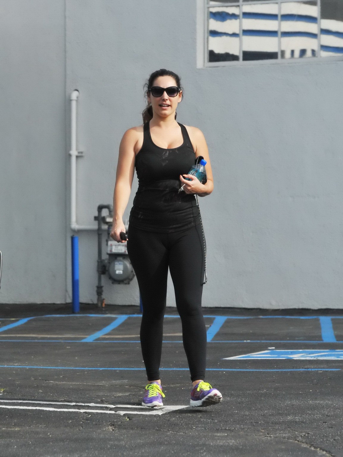 Kelly brook tetona mostrando cameltoe en un diminuto top negro y mallas fuera del gimnasio #75175929