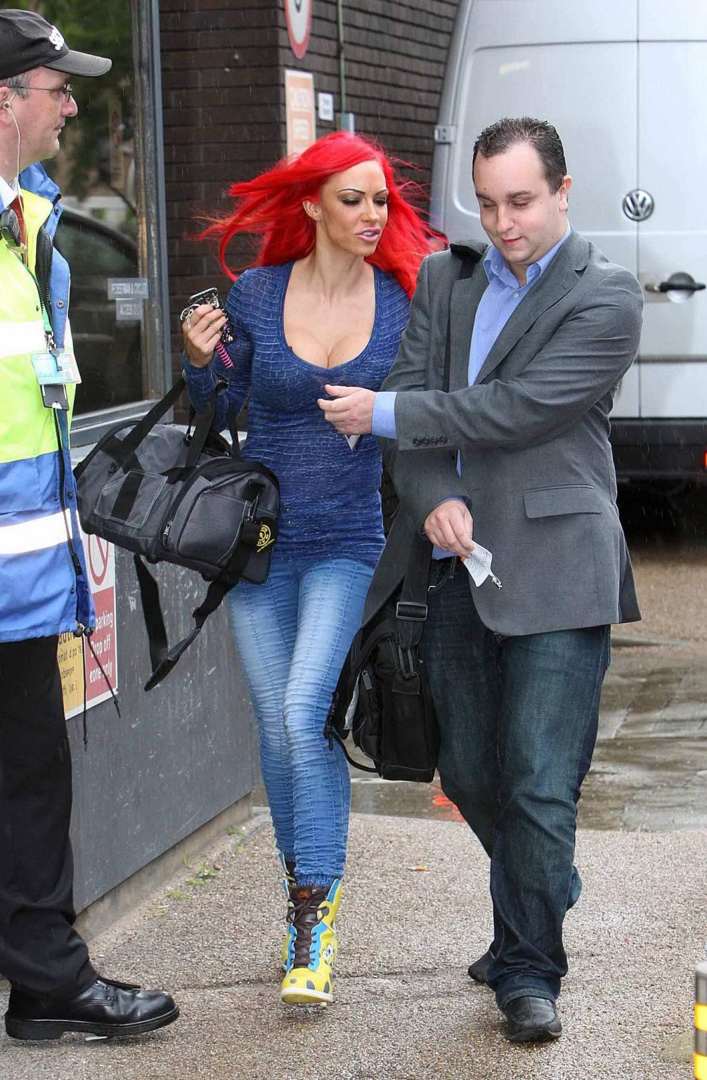 Jodie Marsh zeigt ihren kurvigen Körper in engen Top-Jeans beim Verlassen der itv-Studios
 #75257177