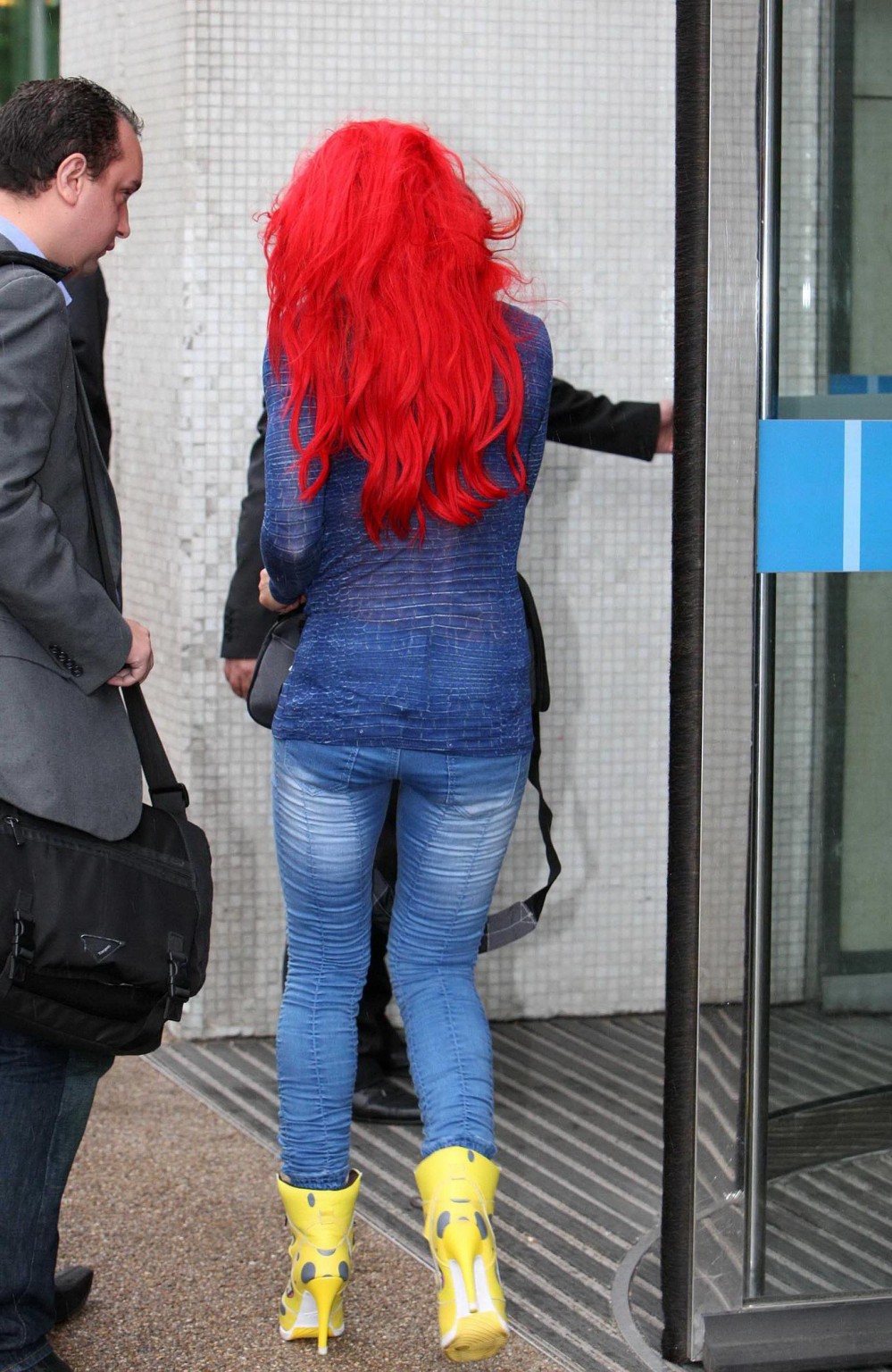 Jodie Marsh zeigt ihren kurvigen Körper in engen Top-Jeans beim Verlassen der itv-Studios
 #75257185
