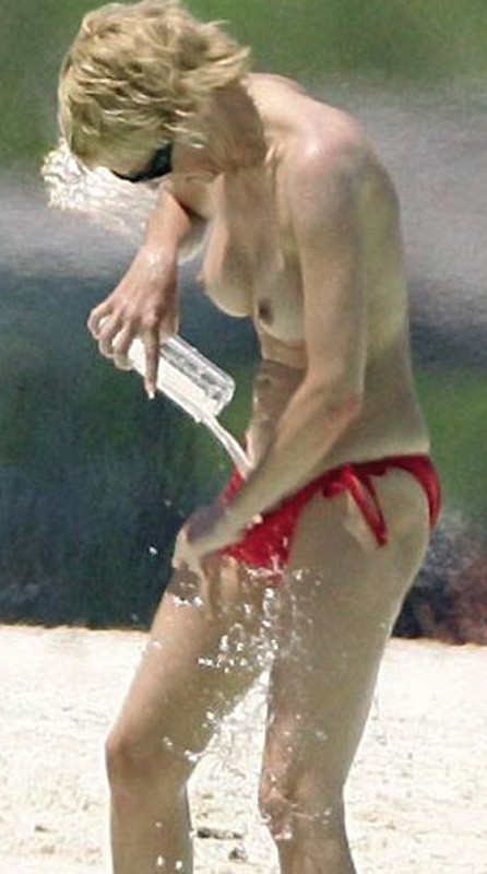 Celebrità sharon stone che mostra il suo corpo sexy totalmente nudo
 #75401326