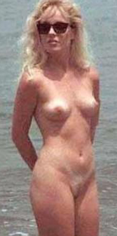Celebridad sharon stone mostrando su cuerpo sexy totalmente desnudo
 #75401344