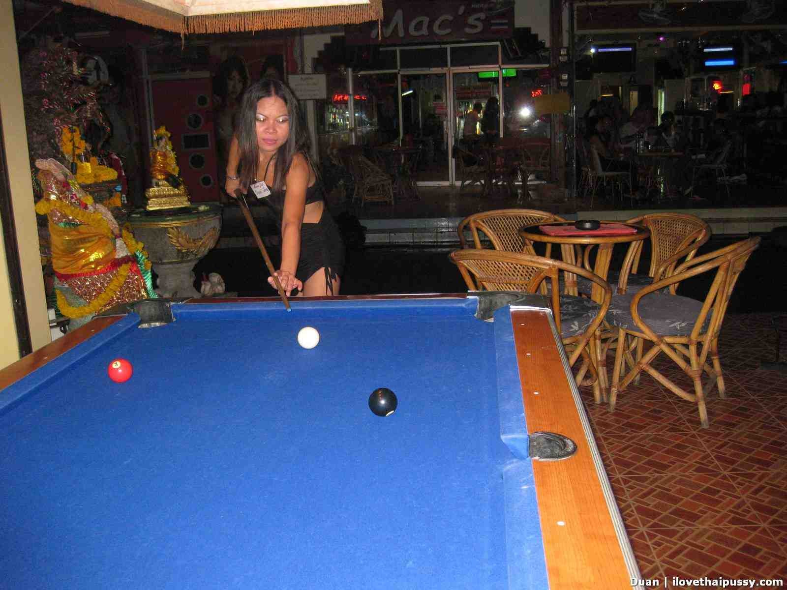 Bargirl tailandese gioca a billard e succhia il cazzo dei turisti per soldi
 #69938954