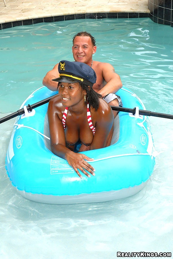 Hot Candy bekommt ihre Muschi gefickt hart in den Pool dann nimmt einen Cumshot zu ihr ama
 #68930303