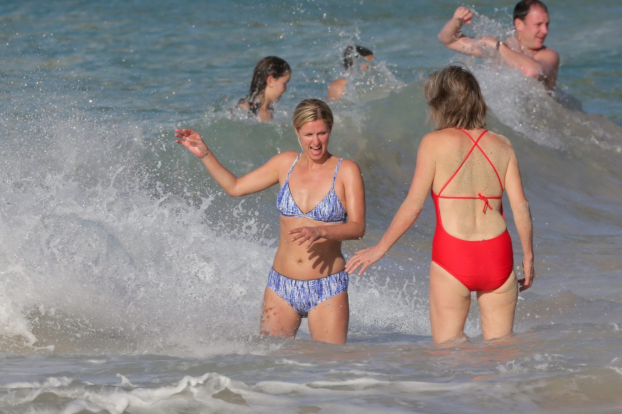 Nicky Hilton en bikini rétro bleu sur une plage des Caraïbes.
 #75172152