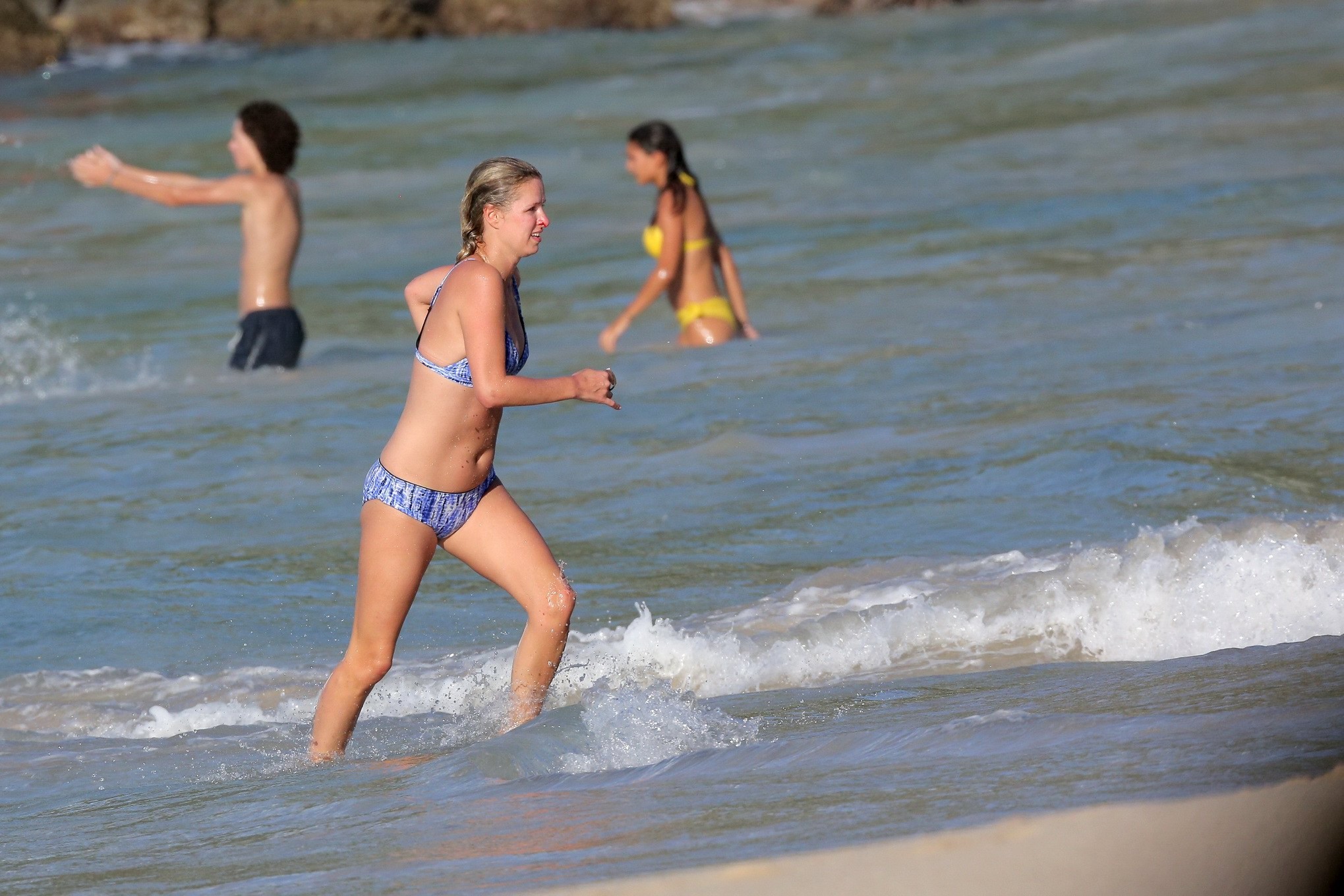 Nicky hilton con un bikini azul retro en una playa del caribe
 #75172182
