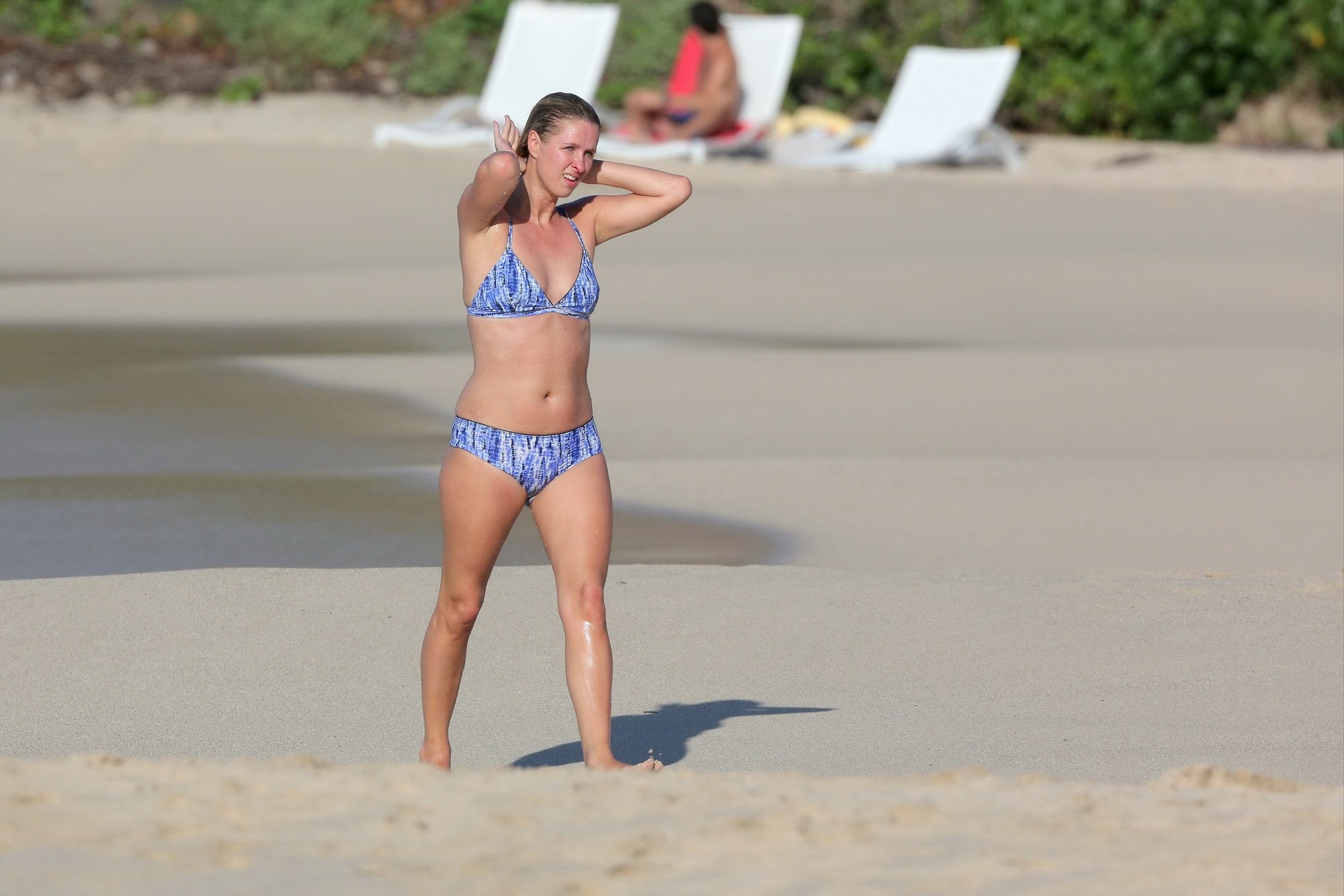 Nicky hilton con un bikini azul retro en una playa del caribe
 #75172196