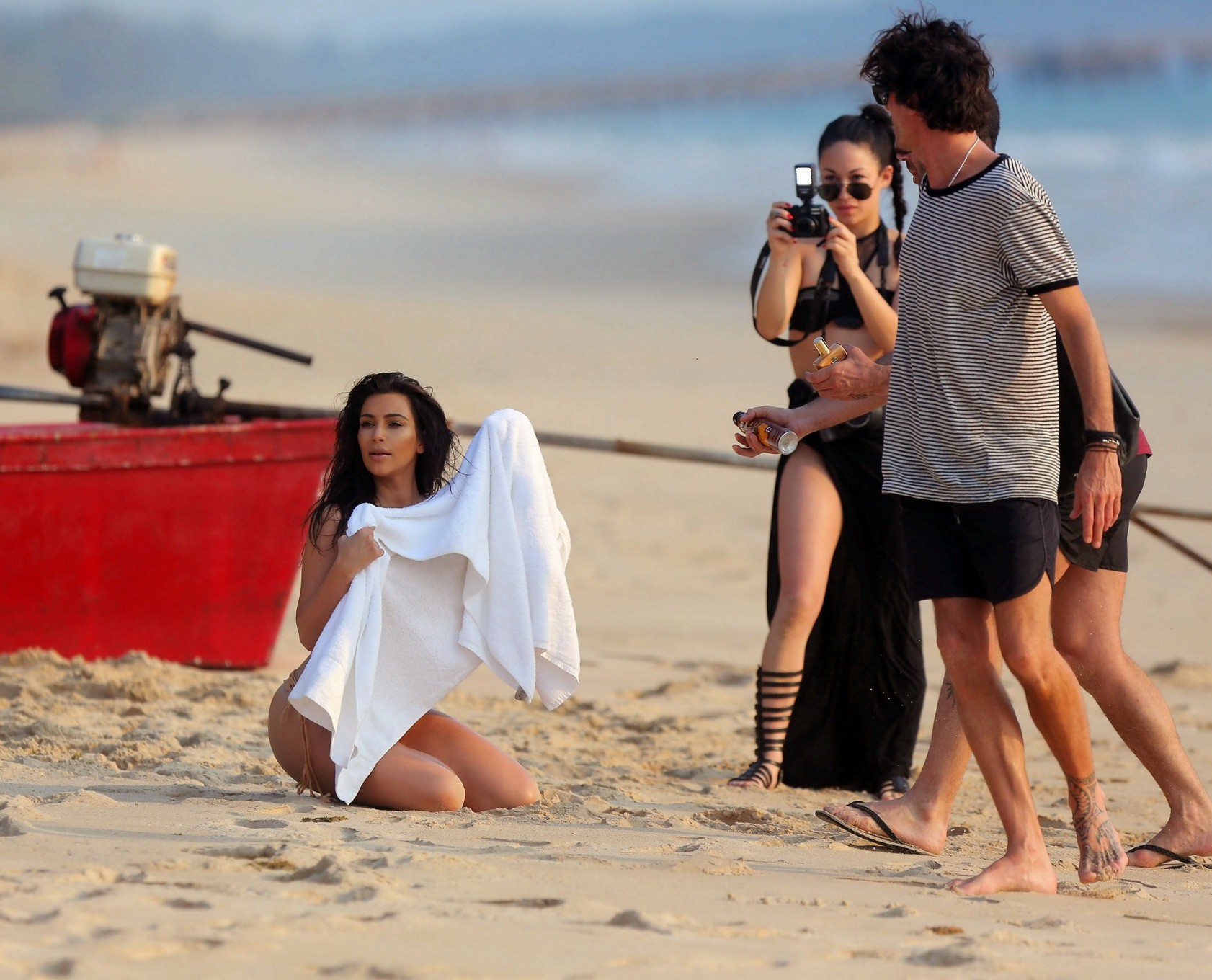 Kim Kardashian mostra il suo culo rotondo in bikini in spiaggia
 #75199758