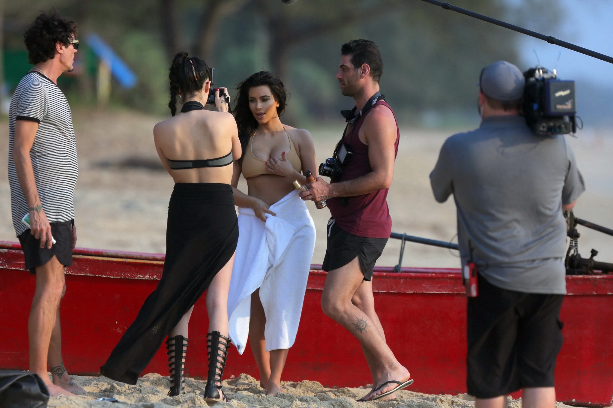 Kim Kardashian shows off her round bikini ass at the beach #75199772