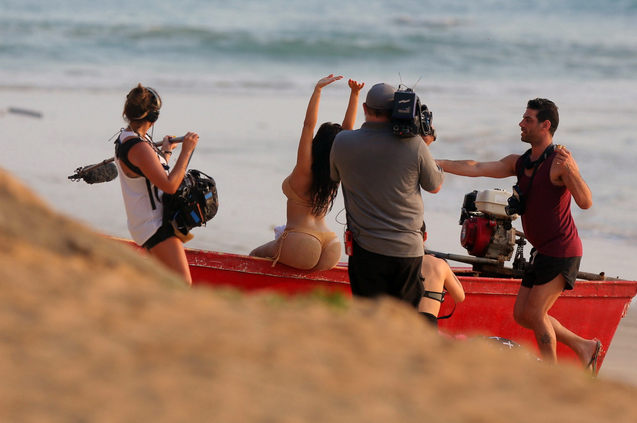 Kim Kardashian mostra il suo culo rotondo in bikini in spiaggia
 #75199788