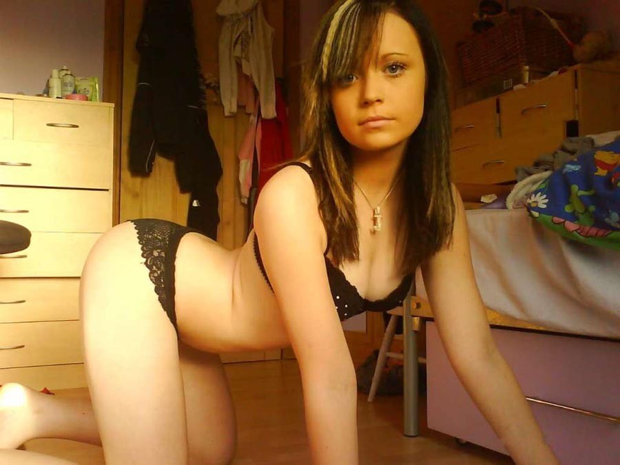 Une superbe copine brune exhibe son cul en lingerie
 #71577274