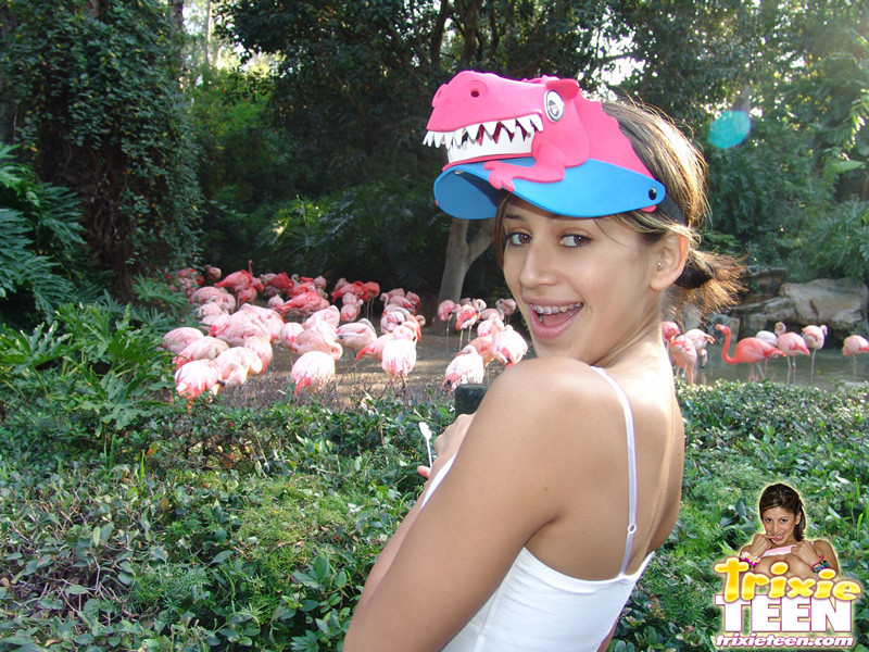 Trixie ging in den Zoo und posierte dort nackt
 #68384887