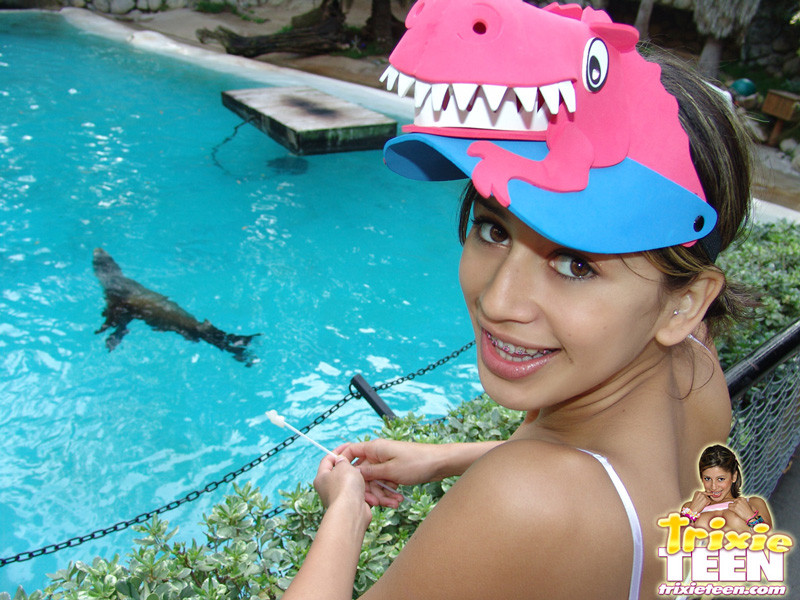 Trixie ging in den Zoo und posierte dort nackt
 #68384903