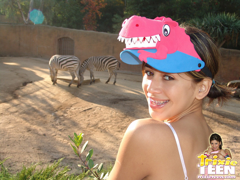 Trixie ging in den Zoo und posierte dort nackt
 #68384926