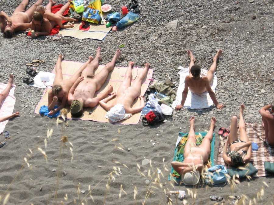 Nudisti amatoriali si spogliano e riscaldano una spiaggia pubblica
 #72246579