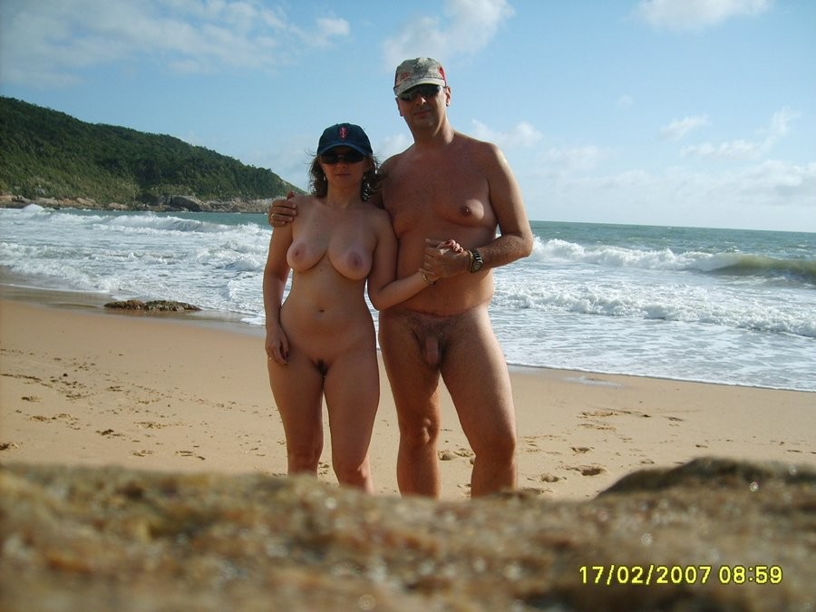 Nudisti amatoriali si spogliano e riscaldano una spiaggia pubblica
 #72246658