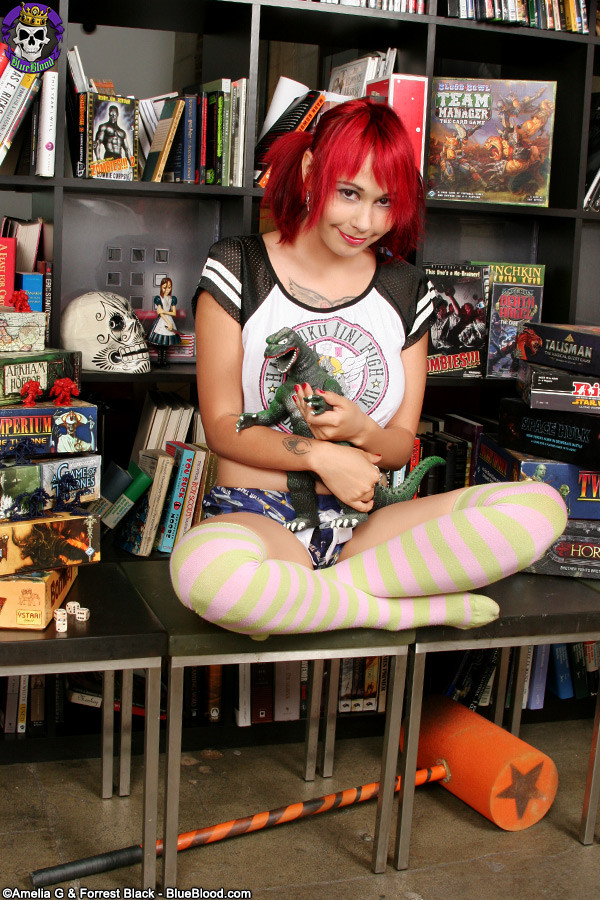 Linda chica nerd gamer scarlet starr en coletas juega con godzilla
 #67600968