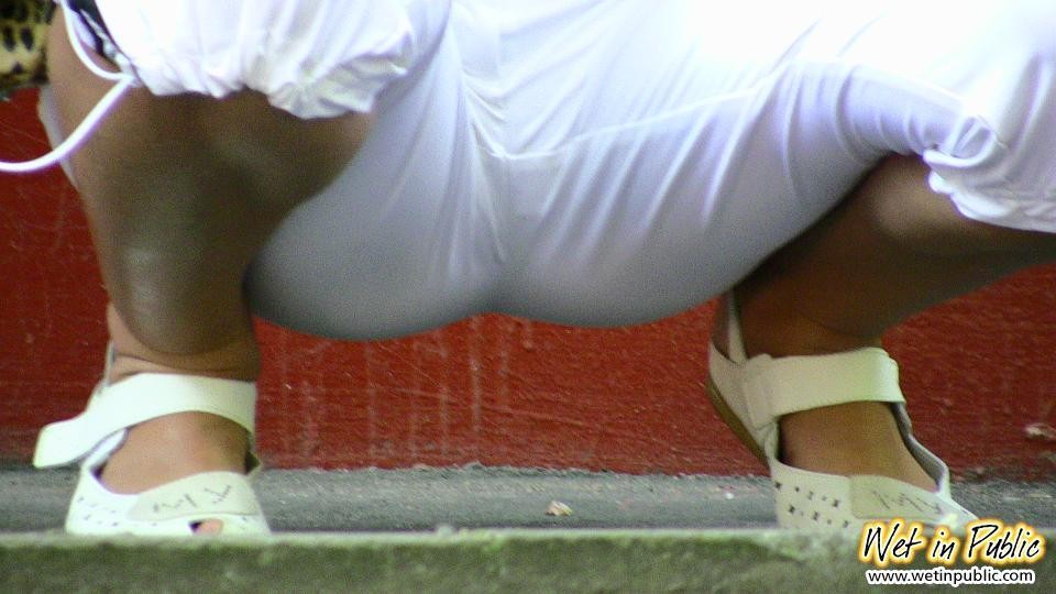 Urina-imbevuto pantaloni bianchi e figa nuda audace di un pubblico piss-ant
 #73241278