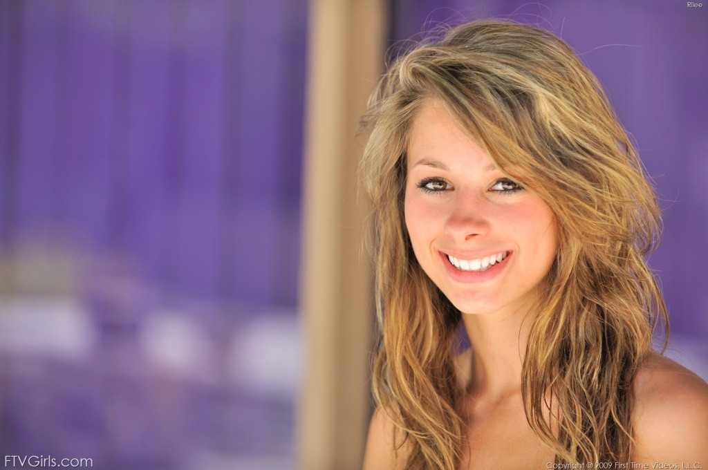 Rubia impresionante frotando sus tetas calientes y metiendo los dedos en su coño
 #78398364