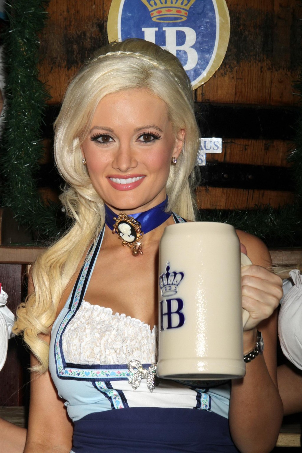 Holly Madison vollbusig in knapper deutscher Tracht beim Oktoberfest-Fass am Hof
 #75329847