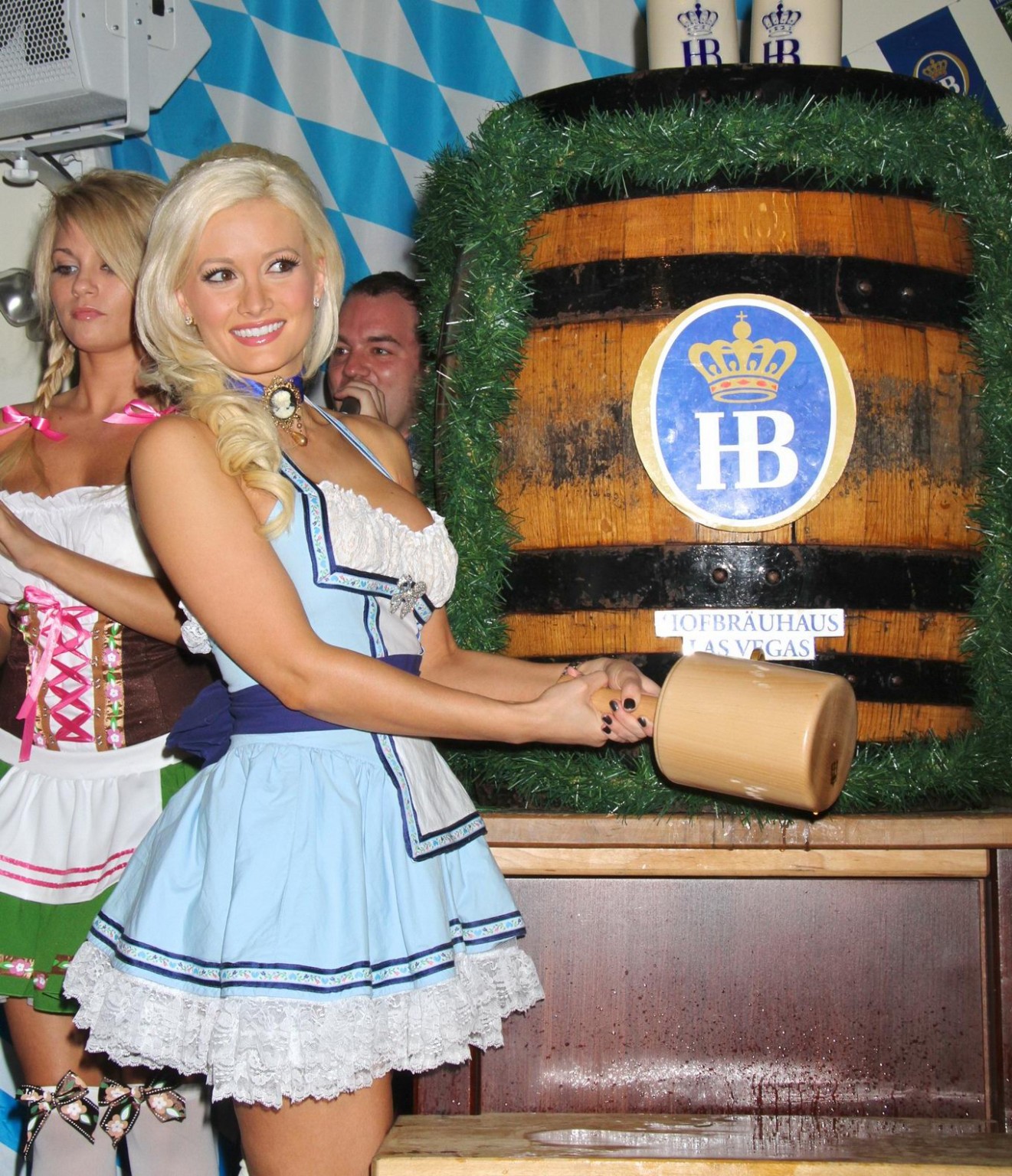 Holly Madison vollbusig in knapper deutscher Tracht beim Oktoberfest-Fass am Hof
 #75329853