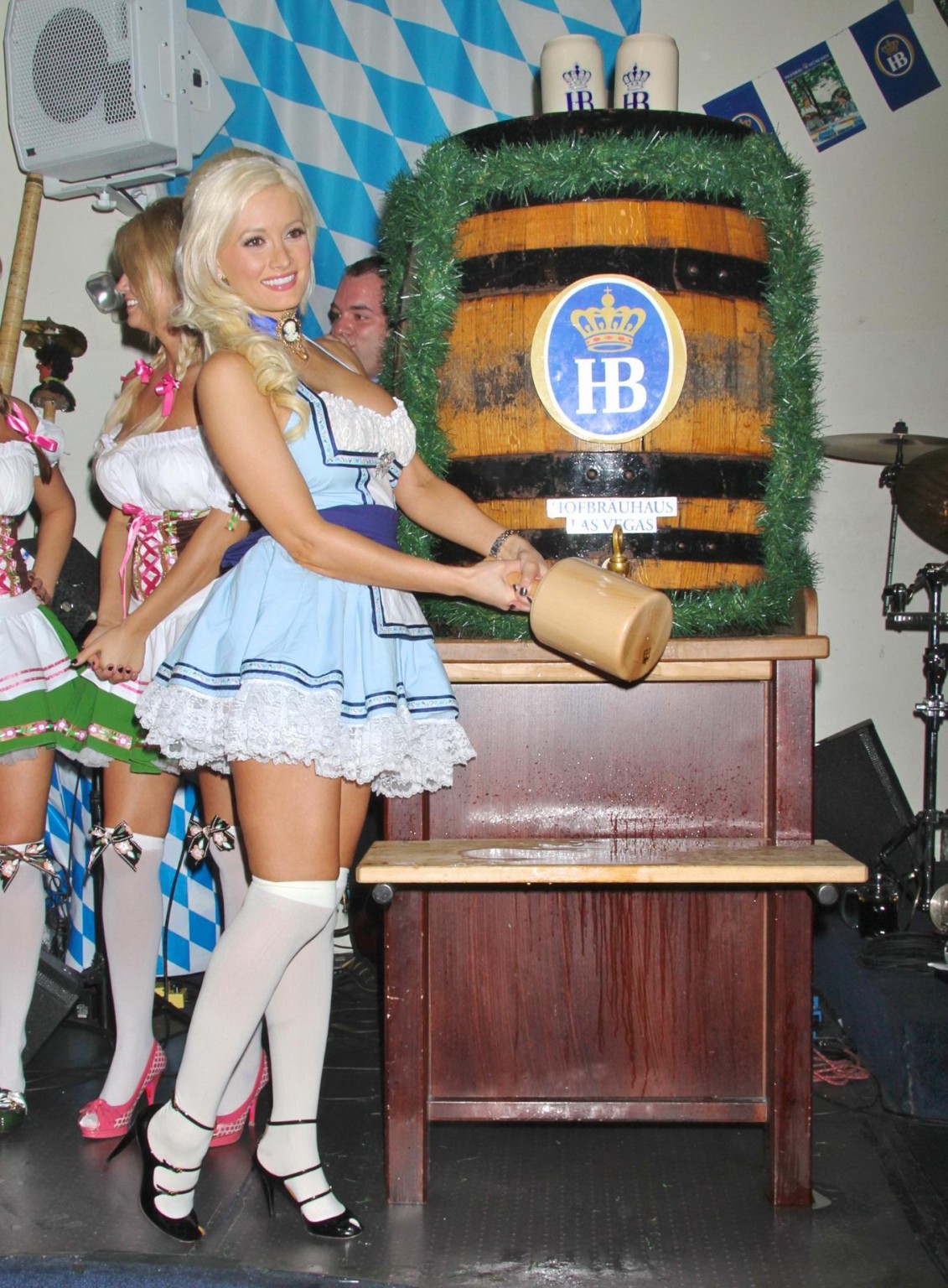 Holly Madison vollbusig in knapper deutscher Tracht beim Oktoberfest-Fass am Hof
 #75329872