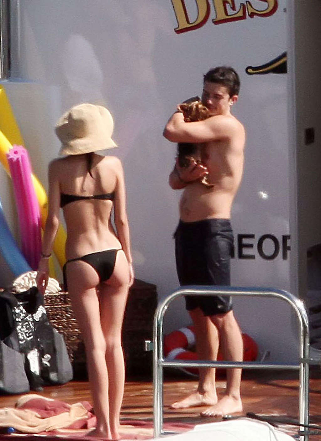 Miranda Kerr in posa e mostrando corpo sexy e culo caldo in bikini
 #75363701
