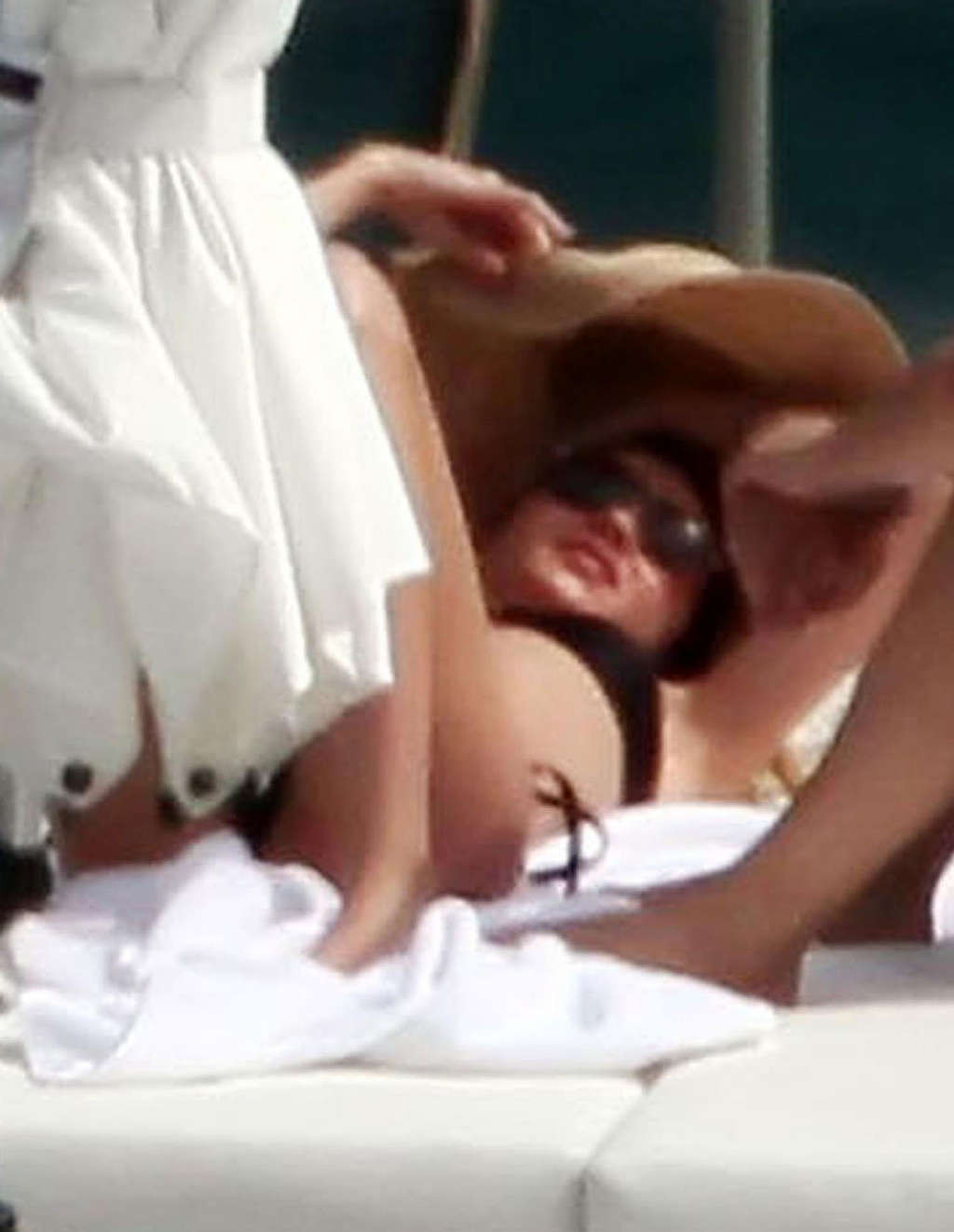 Miranda kerr posando y mostrando su cuerpo sexy y su culo caliente en bikini
 #75363723