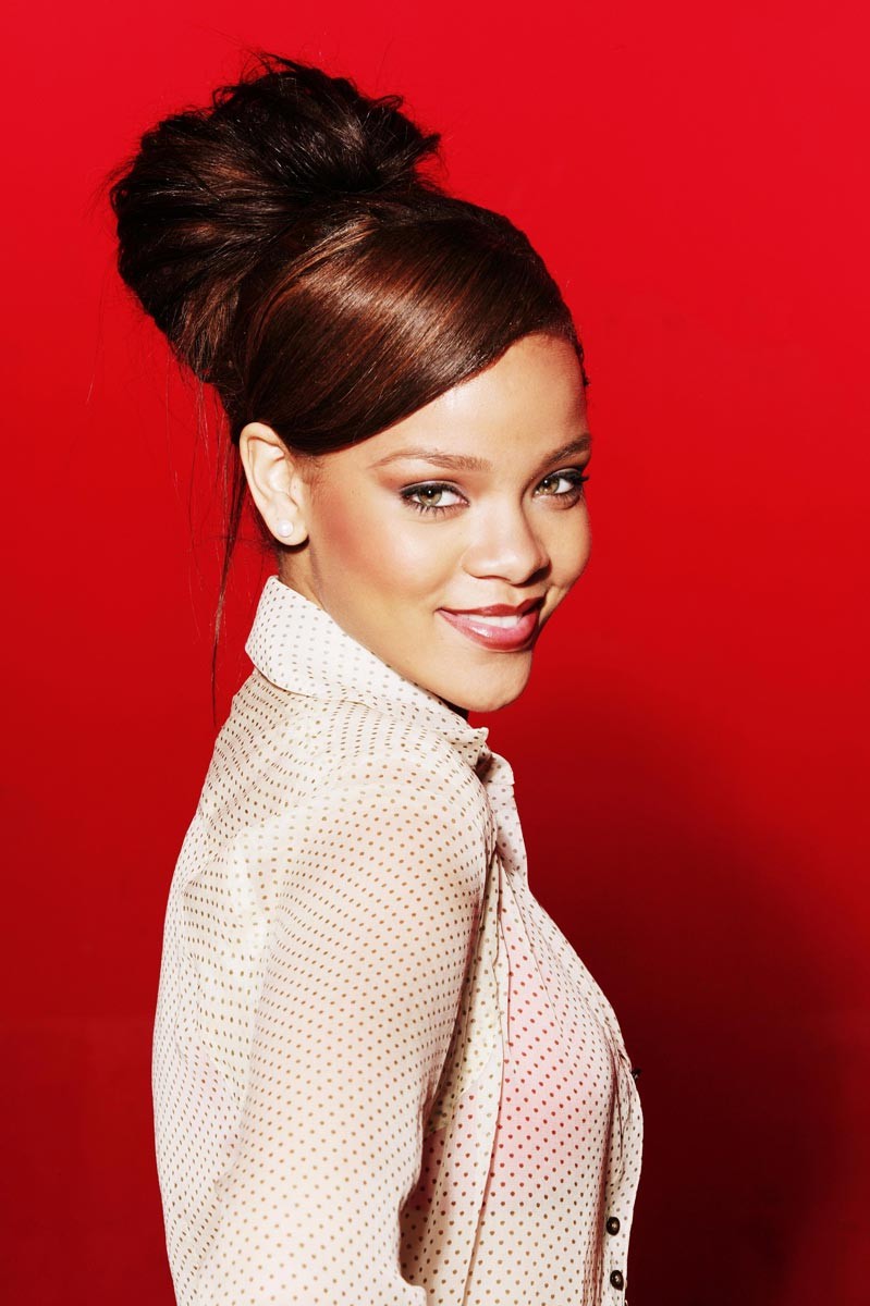 Rihanna mostrando su cuerpo sexy en lencería
 #75385098