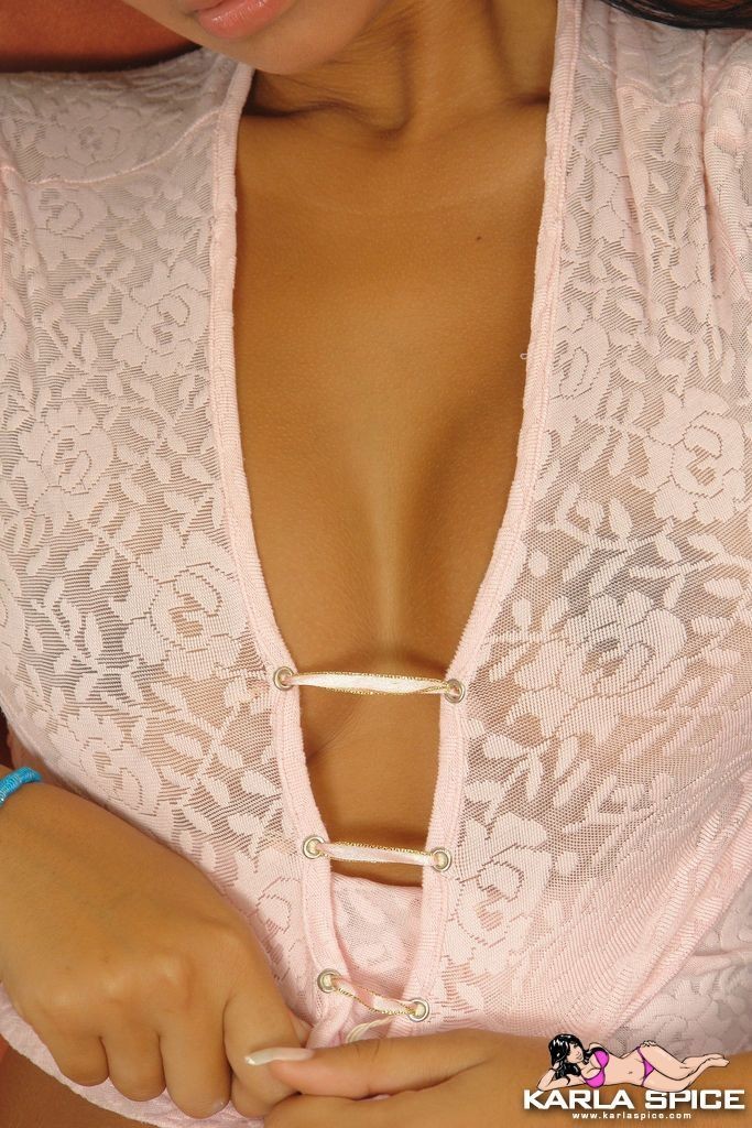 Nena latina desnuda muestra su culo redondo en pequeñas bragas blancas
 #71541384