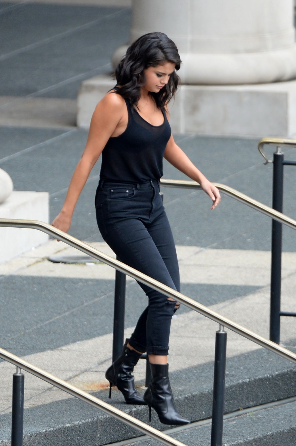 Selena gomez vedere attraverso al reggiseno al grande set breve in New Orleans
 #75164507