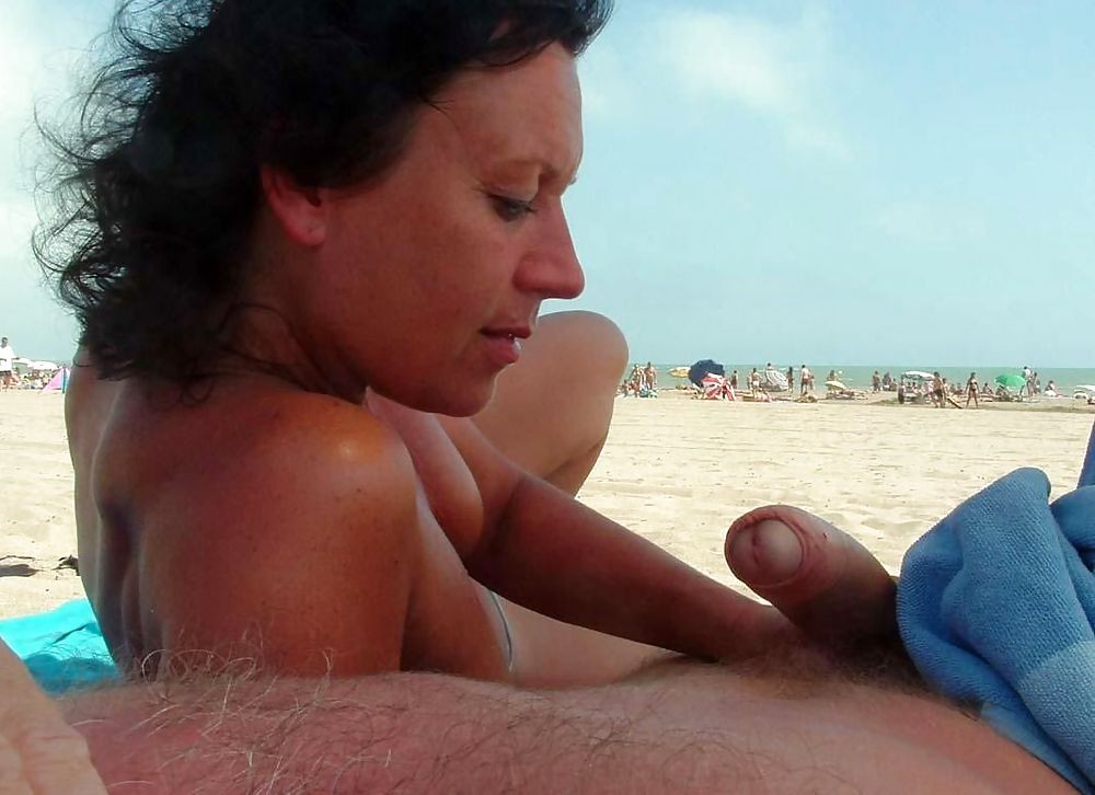 裸のカップルが公共のビーチでオーラルセックス
 #72241890