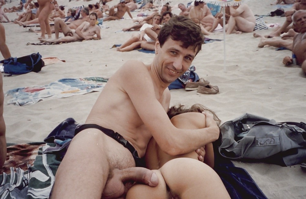 Coppia nuda che fa sesso orale in una spiaggia pubblica
 #72241935