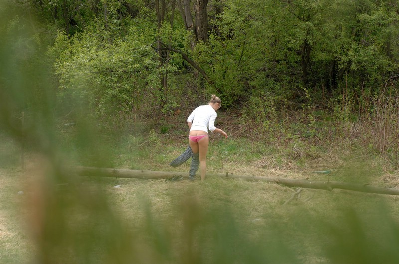 Joven de culo caliente con el coño afeitado mea al aire libre
 #78693545